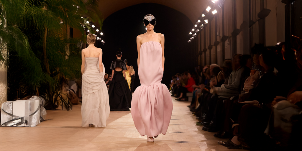 بالنسياغا تكشف عن النيو غازار في عرض صيف 2026: توازن بين التراث والحداثة