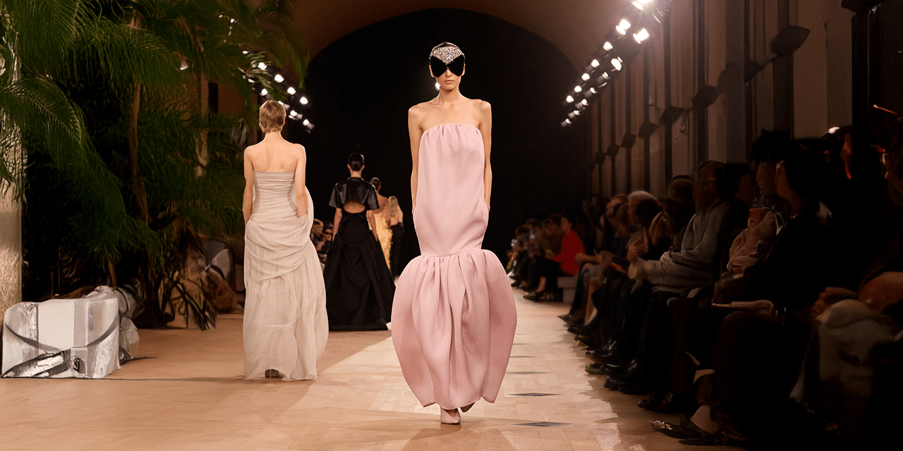 بالنسياغا تكشف عن النيو غازار في عرض صيف 2026: توازن بين التراث والحداثة