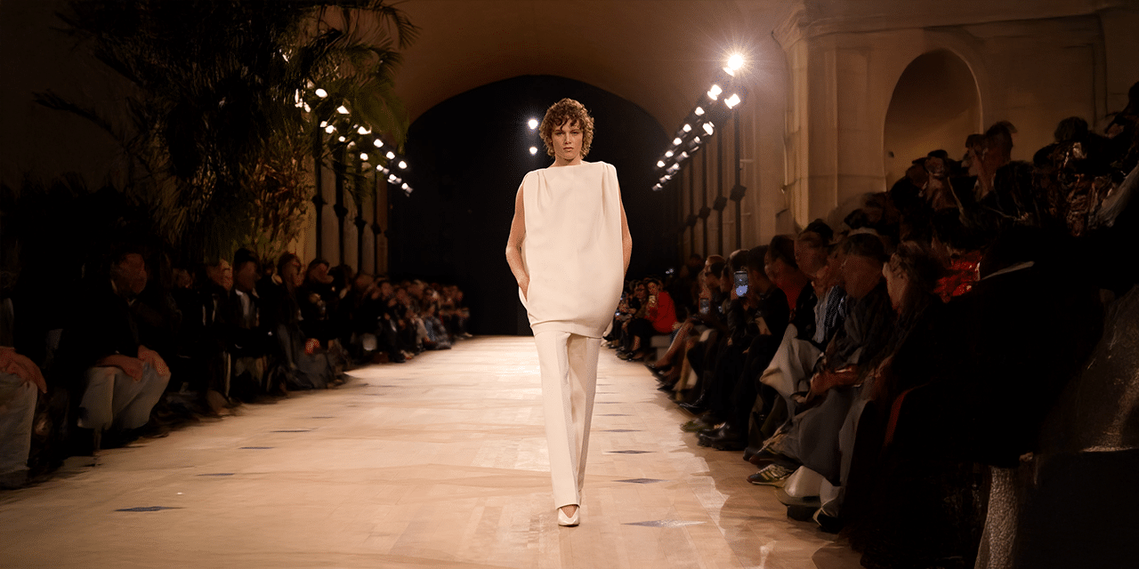 بييرباولو بيتشولي يقدّم مجموعته الأولى لدار بالنسياغا خلال أسبوع باريس للموضة