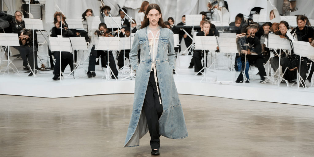 تصاميم ميزون مارجيلا لربيع وصيف 2026: الأنوثة بين الغموض والتجريب