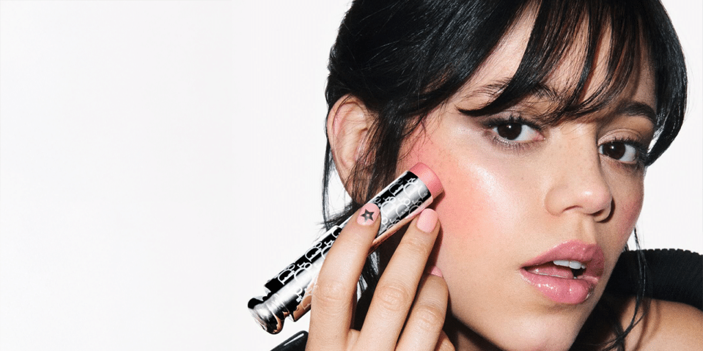 ديور Backstage 2025  ابتكارات احترافية تجسّد القوة والأنوثة في كل تفاصيلها