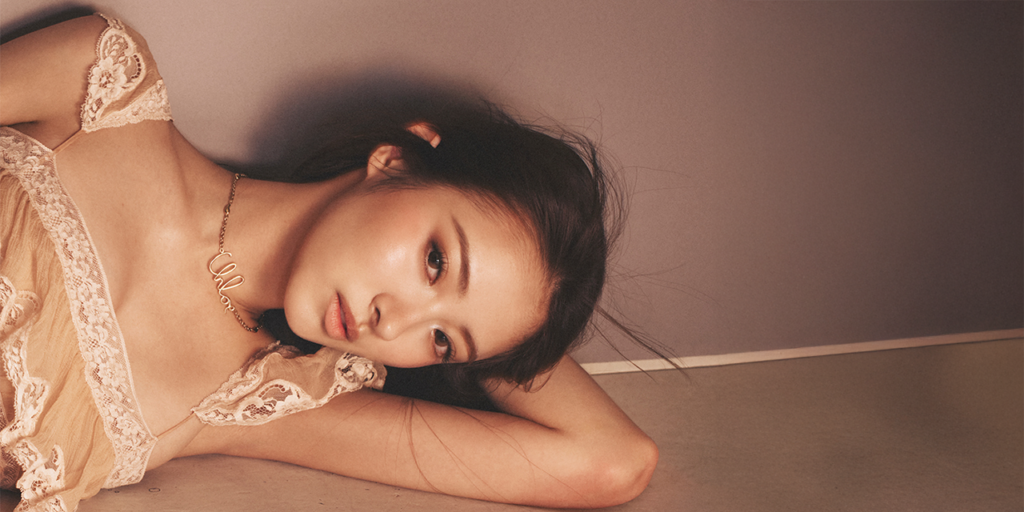 كلوي تعلن عن انضمام آنا من فرقة MEOVV كسفيرة عالمية جديدة للدار