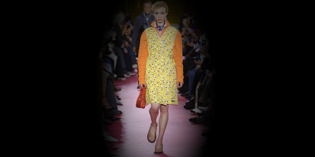 مجموعة ميو ميو لربيع وصيف 2026 تحتفل بقوة المرأة العاملة خلال أسبوع باريس للموضة