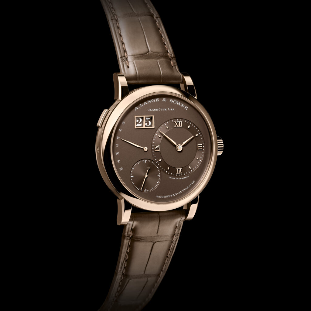  ساعة LANGE 1 DAYMATIC HONEYGOLDأيقونة الأناقة الألمانية بالذهب العسلي