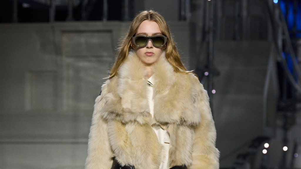 الموضة في لندن تتحول إلى تجربة فنية: خطوط مبتكرة وقصّات غير متوقعة