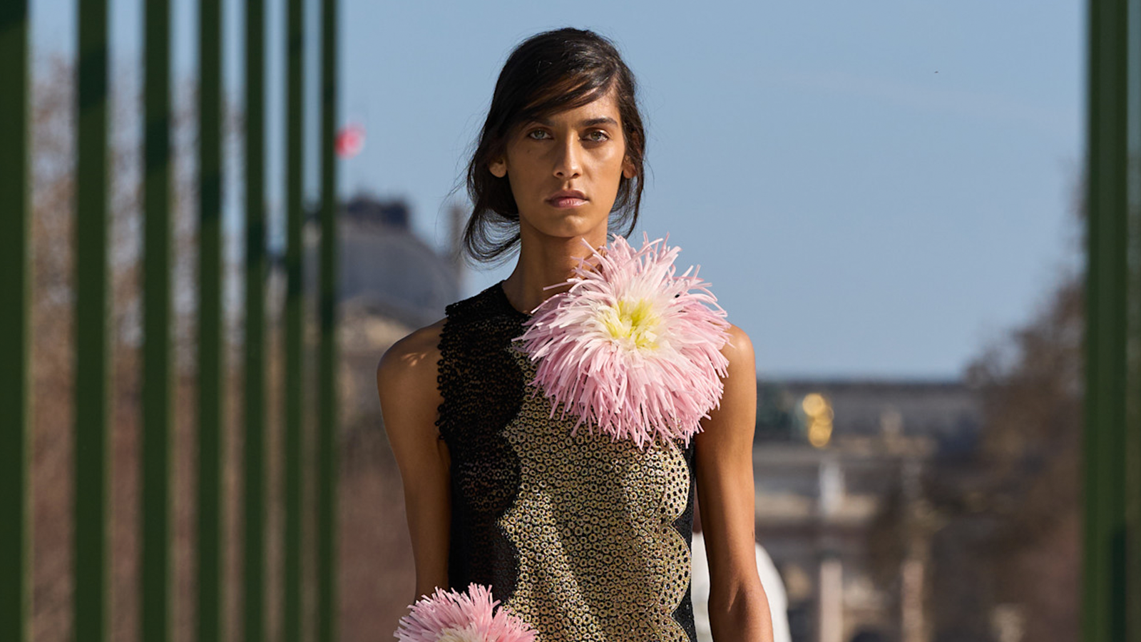 ملامح خريف وشتاء 2027-2026 من عاصمة الموضة : قصّات نحتية وأناقة جريئة