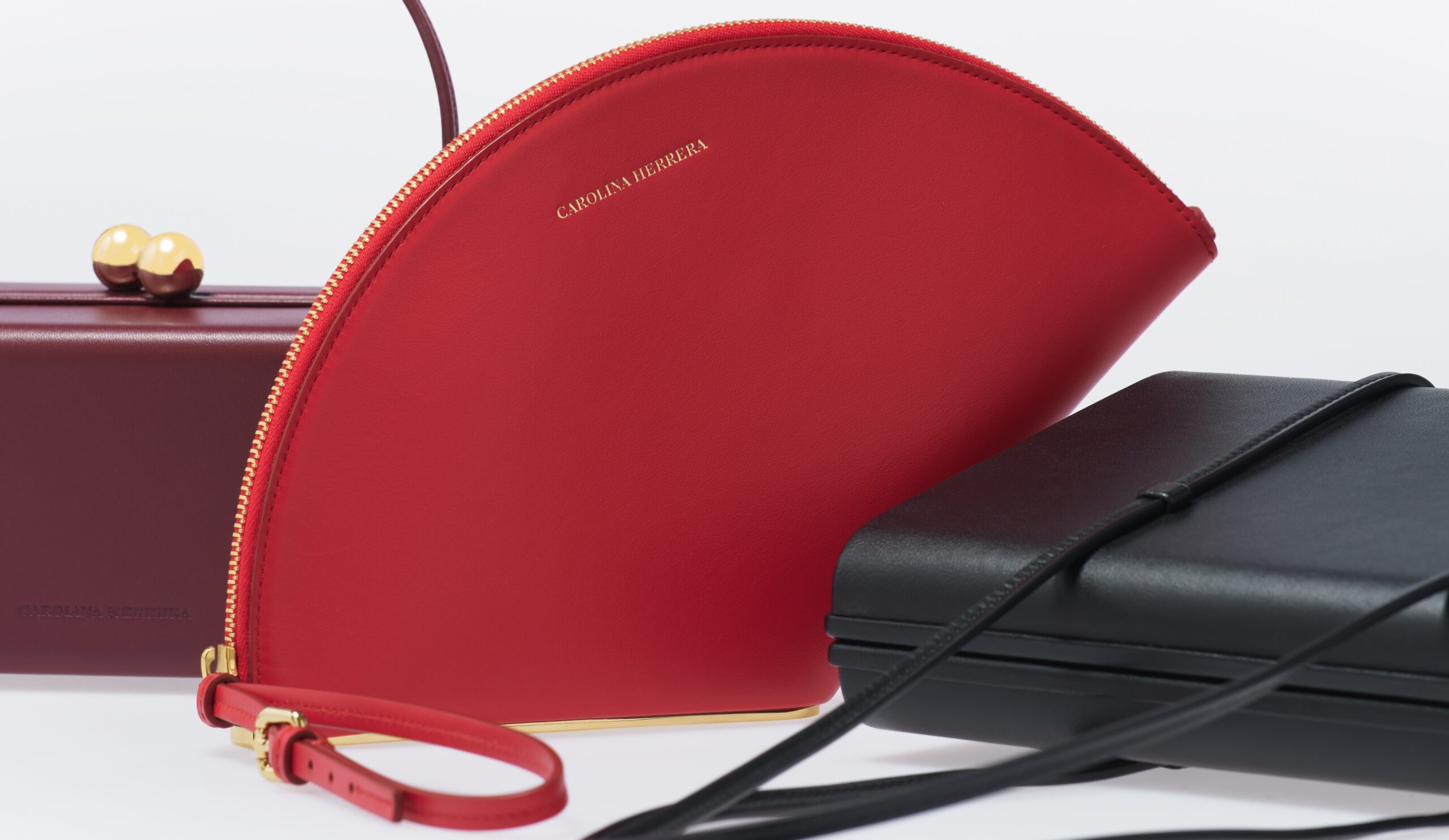 كارولينا هيريرا تُعيد صياغة الفخامة: حقائب ربيع وصيف 2026 بين النحت والأنوثة