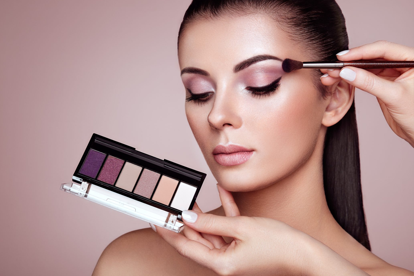 أسرار المكياج السينمائي: خطوات المكياج بالترتيب لضمان ثبات يدوم لساعات