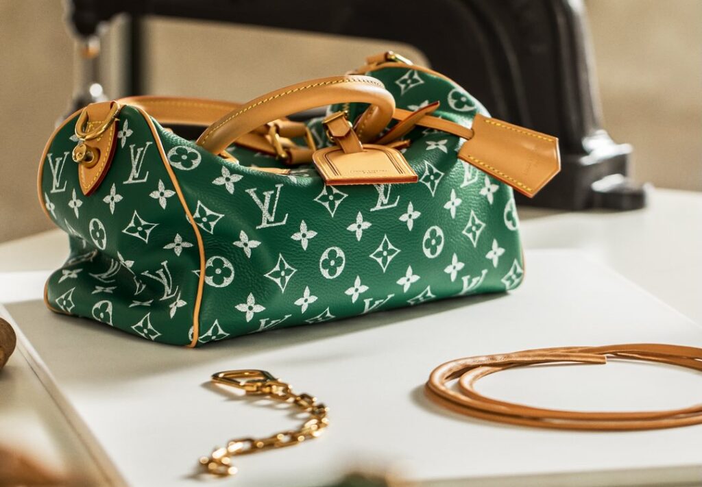 حين تُروى الحكايات من داخل الحقيبة: لويس فويتون تكشف عوالم النجوم مع Speedy P9