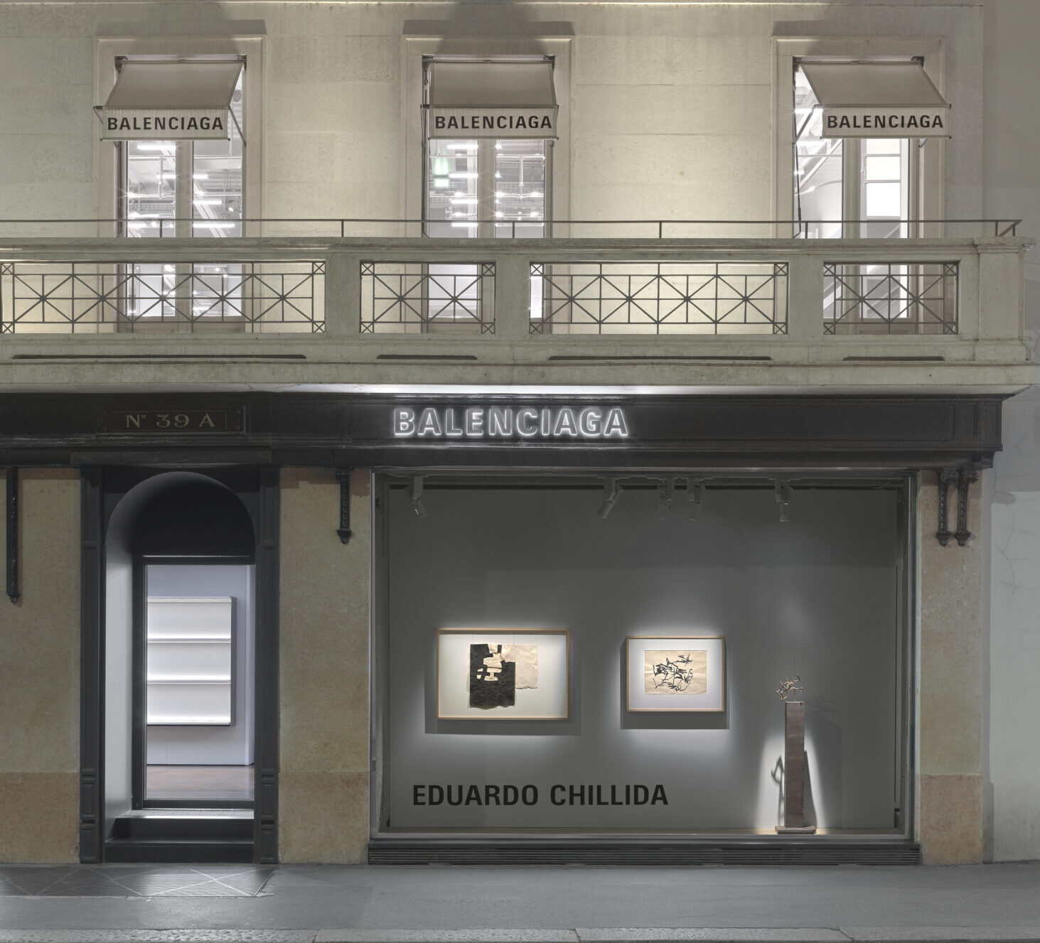 بالنسياغا تمزج الفن والأزياء: تكريم إدواردو تشيليدا وتراث الباسك في ميلانو