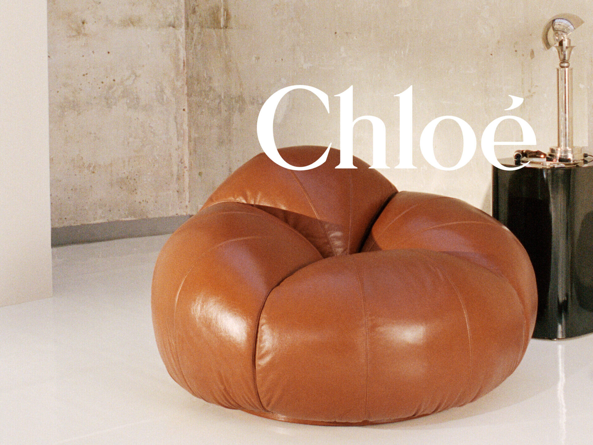  Chloé تُحيي أيقونة التصميم: إعادة إصدار كرسي Tomato بالتعاون مع Poltronova