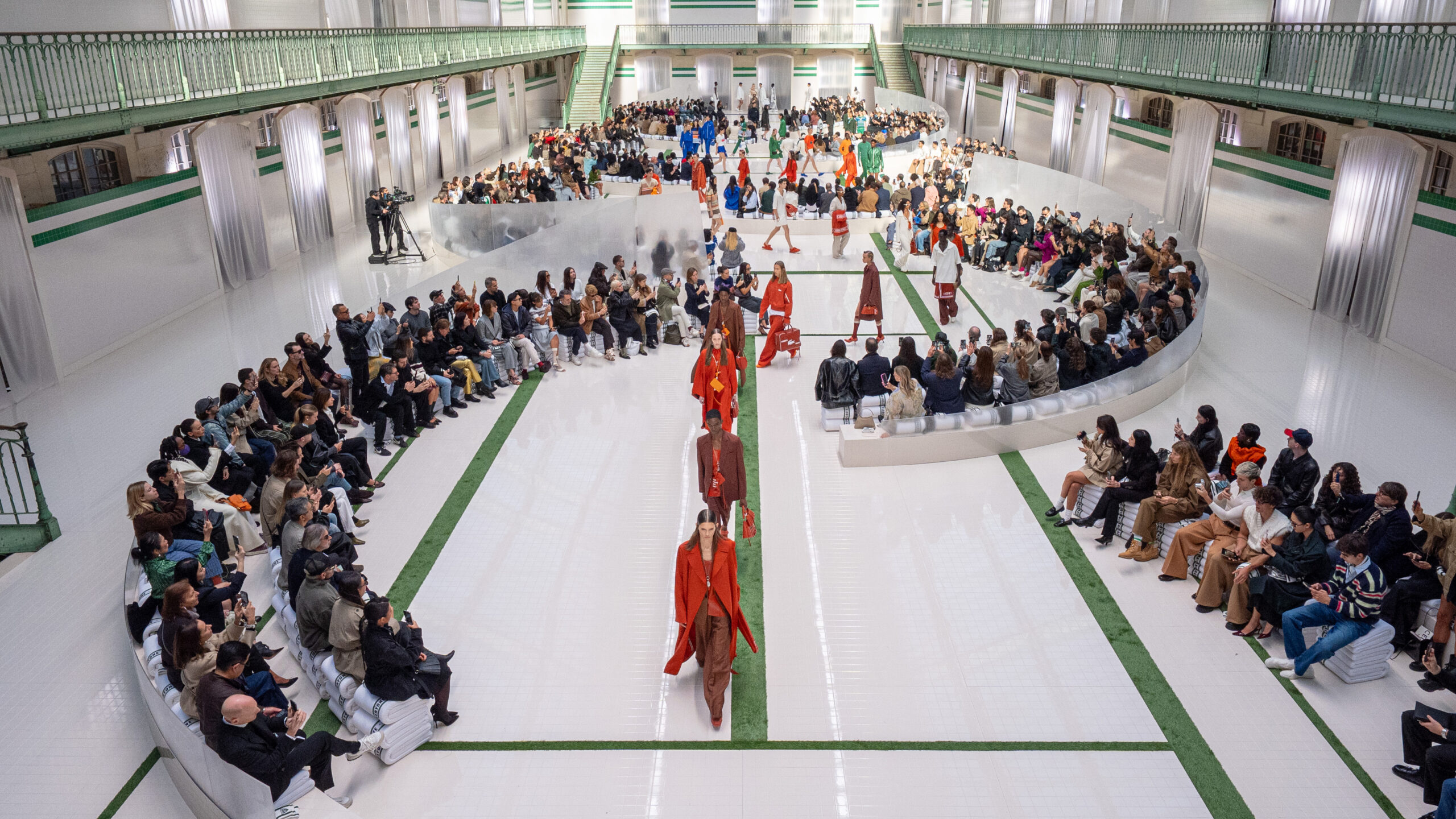 The Locker Room: لاكوست تعيد ابتكار غرفة تبديل الملابس في عرض ربيع وصيف 2026