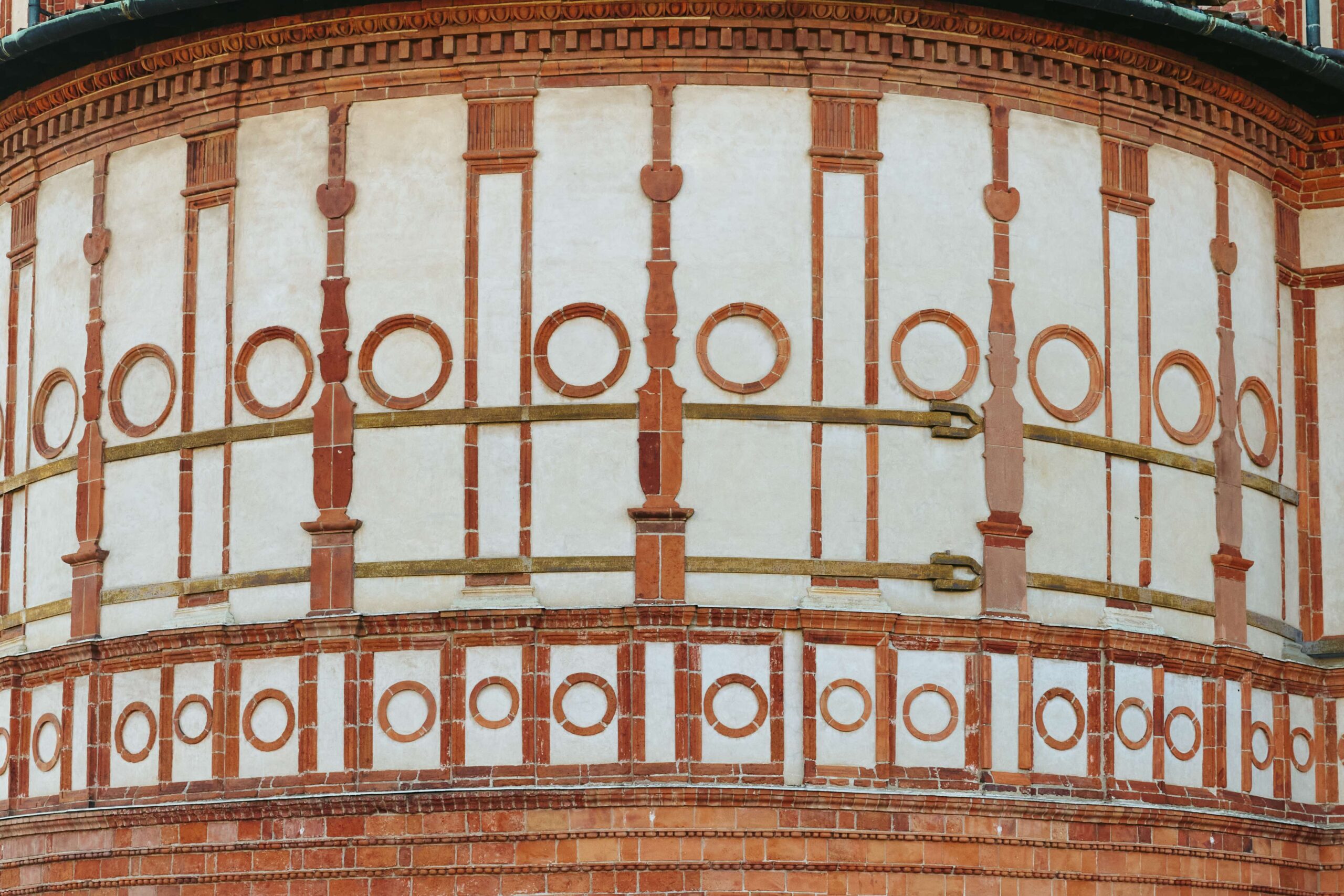 ميلانو تتألق بإبداعات ديور وبرادا: حوار الفن في صالون ديل موبيلي