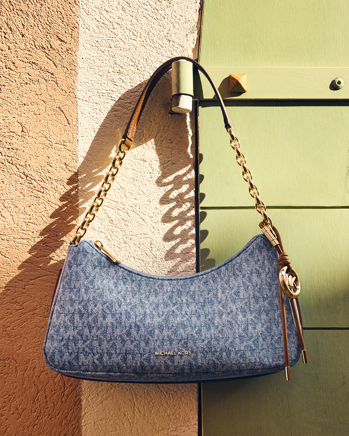 حملة مايكل كورس لربيع 2026: أناقة الريفييرا بلمسة عصرية