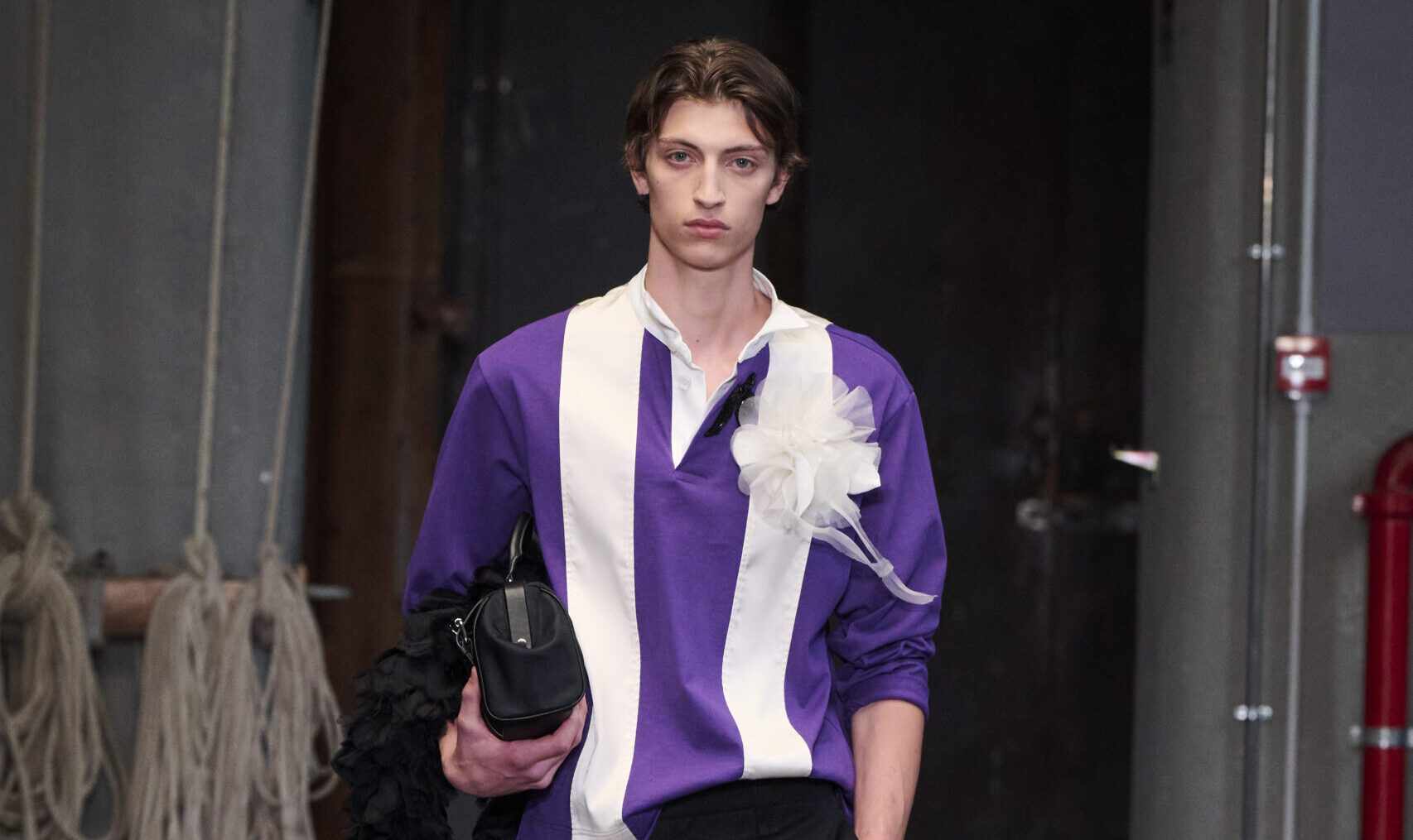سيمون روشا تقدّم أول عرض مستقل للأزياء الرجالية خلال معرض Pitti Uomo 110