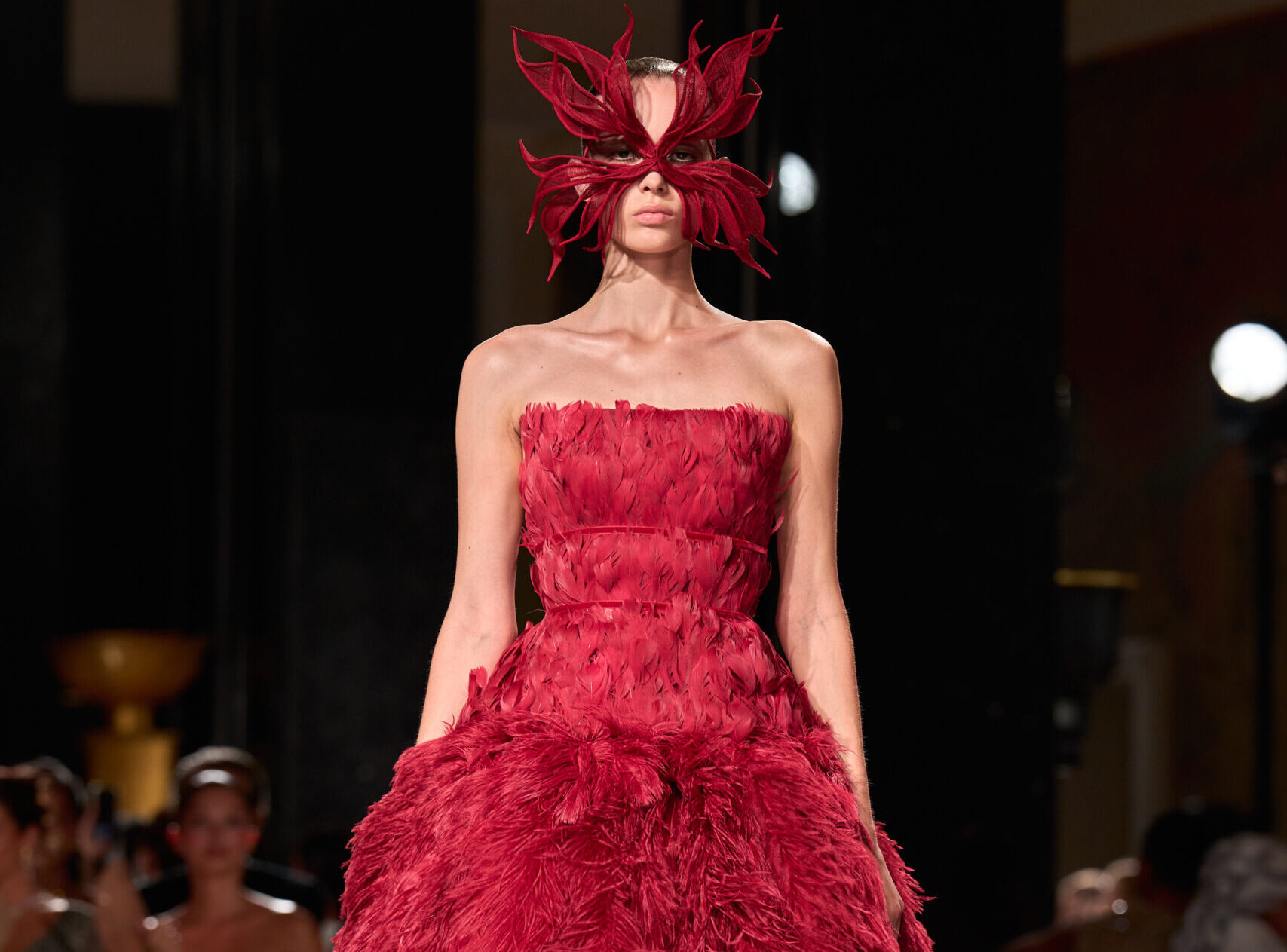 مجموعة Elie Saab Haute Couture لخريف وشتاء 2026-2027 تحتفي بالخيال والدراما الراقية