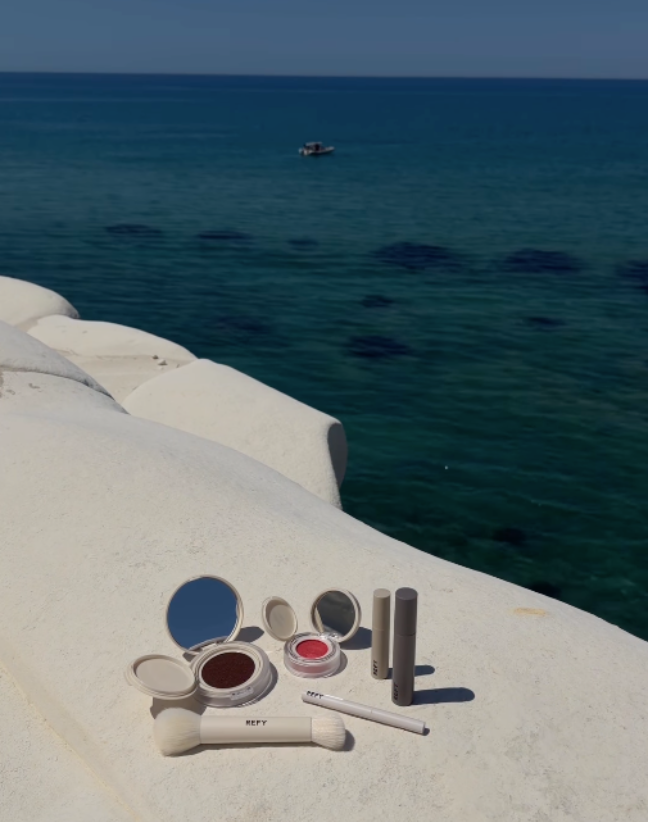 REFY Beauty Essentials to Pack This Summer ستة مستحضرات أساسية لإطلالة صيفية طبيعية من النهار إلى المساء
