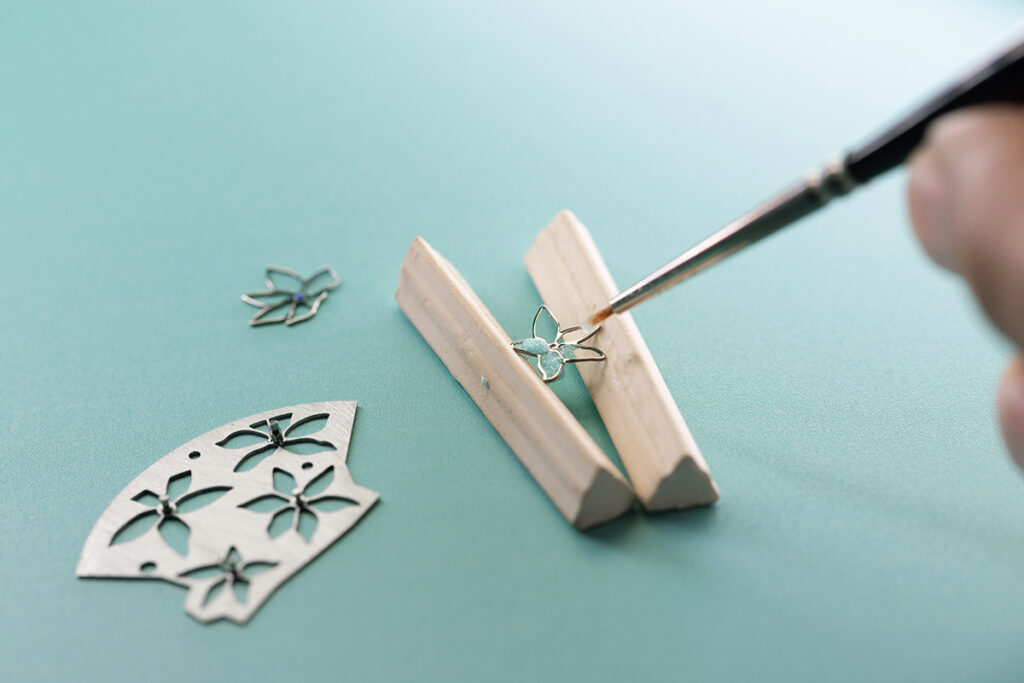 Tiffany Craft - Application of the Plique-a-jour Enamel @Tiffany & Co