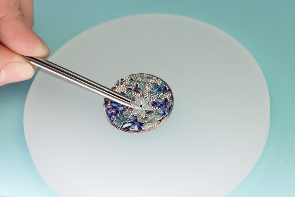 Tiffany Craft - Application of the enamel flower on the dial @Tiffany & Co