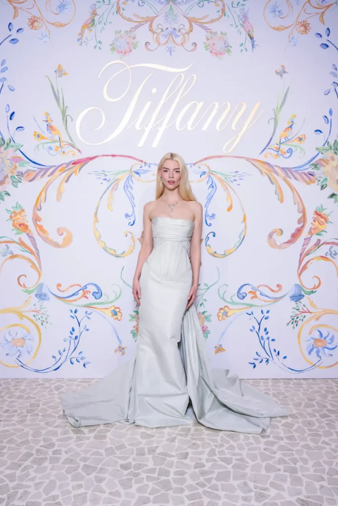 Anya Taylor-Joy بالألماس الكلاسيكي