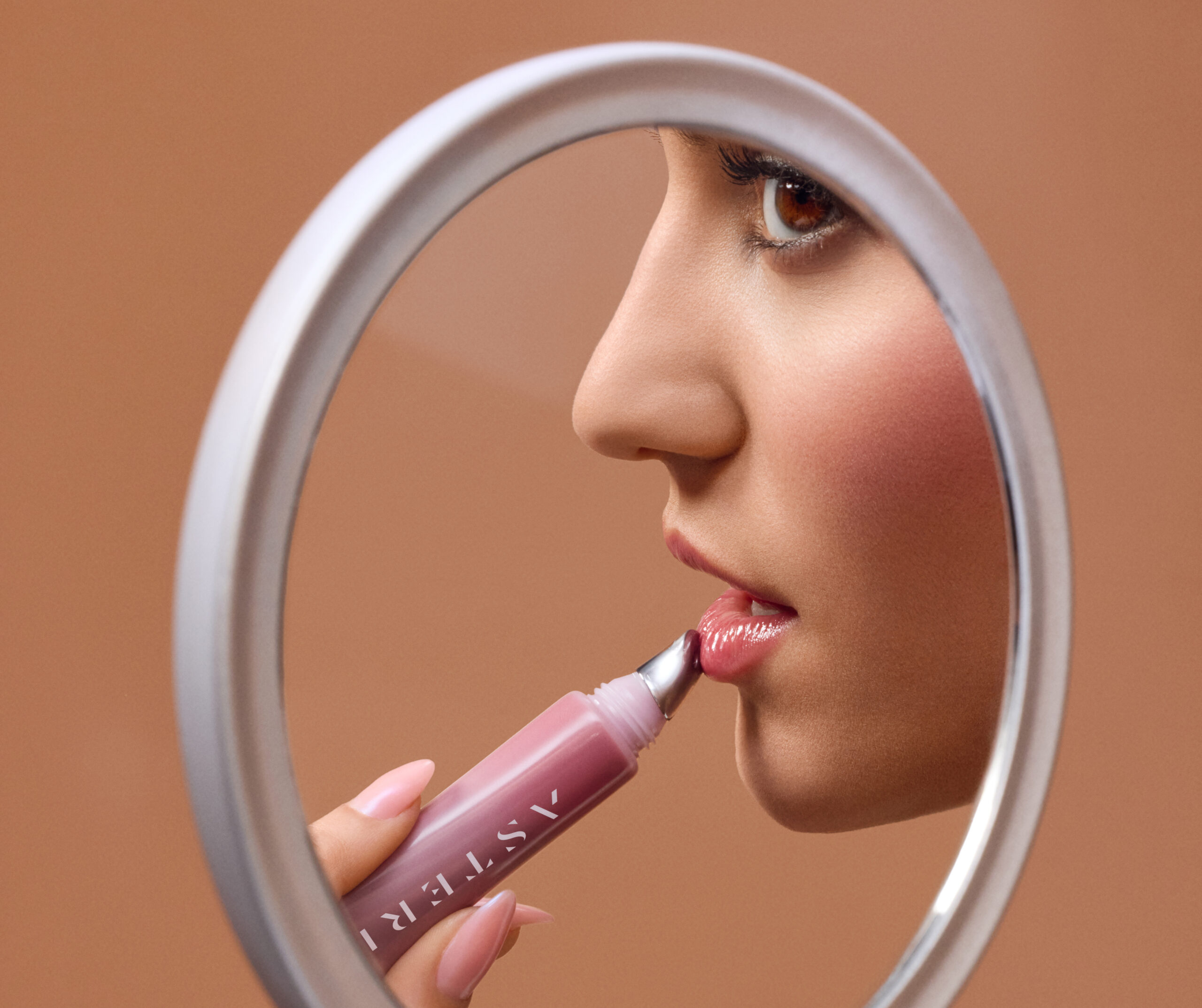 اتجاهات ماكياج الشفاه 2026: من الـLip Stain  والـ Blur إلى اللمعان الزجاجي