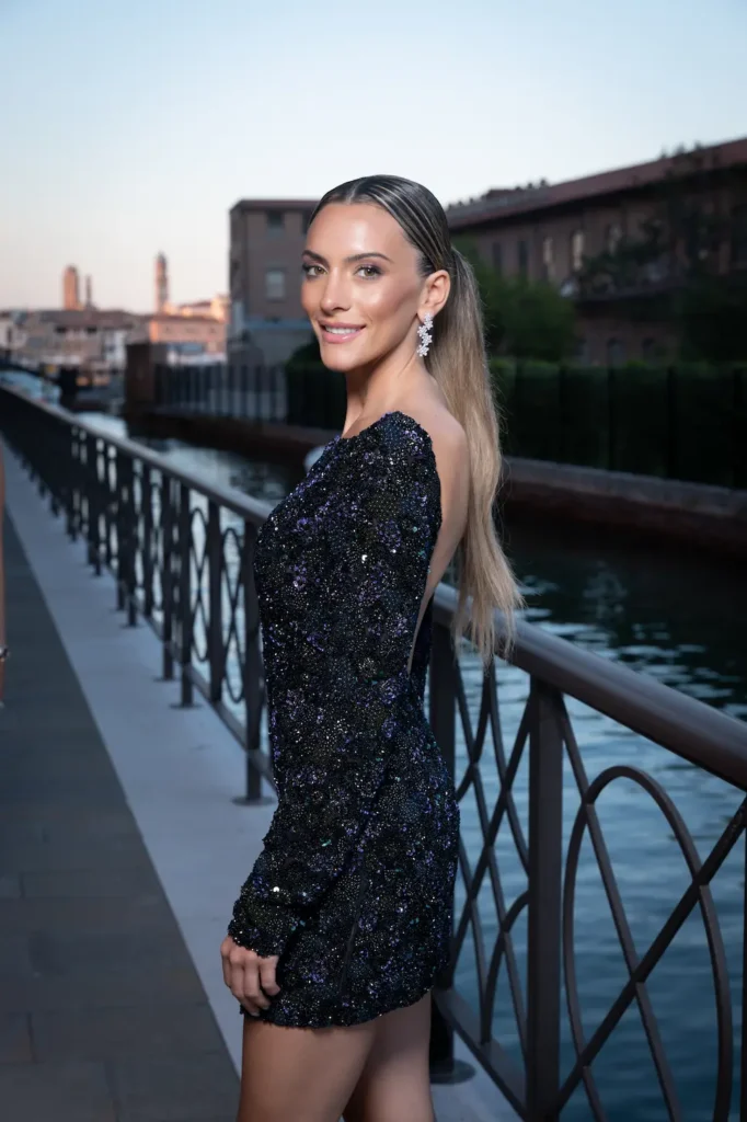 إميلي أوستن تجمع بين فستان من Caroline’s Couture وأقراط ألماس من شوبارد