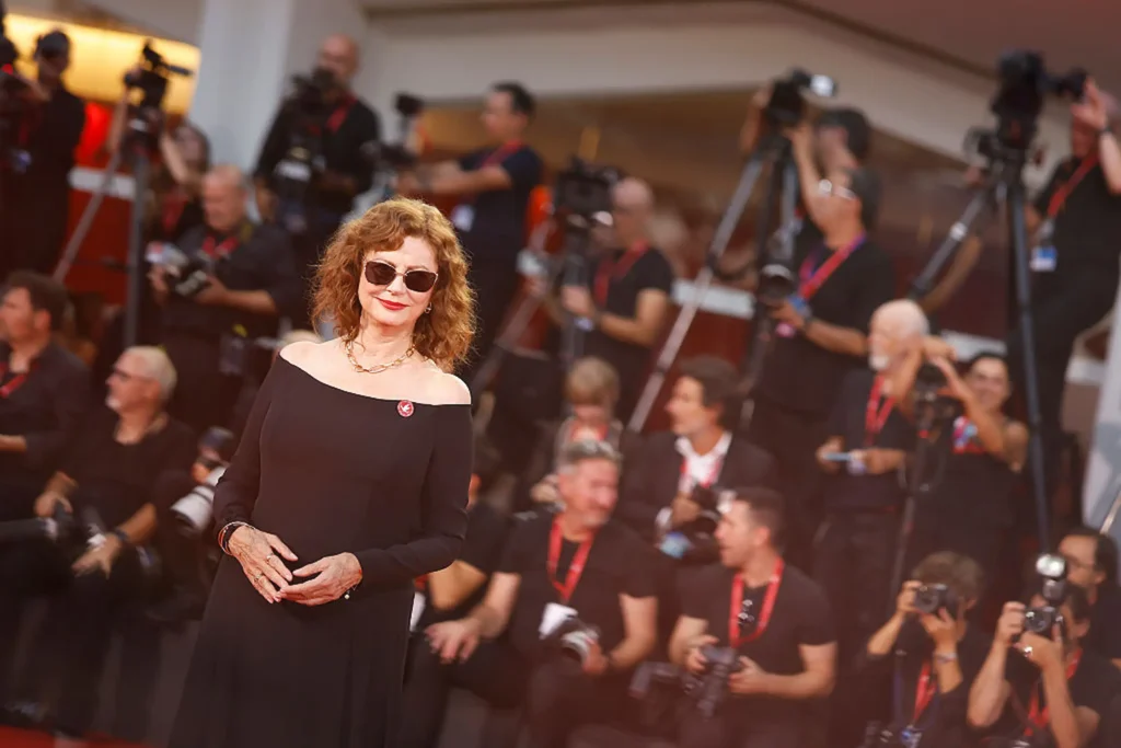 من الـPhotocall إلى السجادة الحمراء: Fendi ترسم التحول الكامل لنجمات البندقية