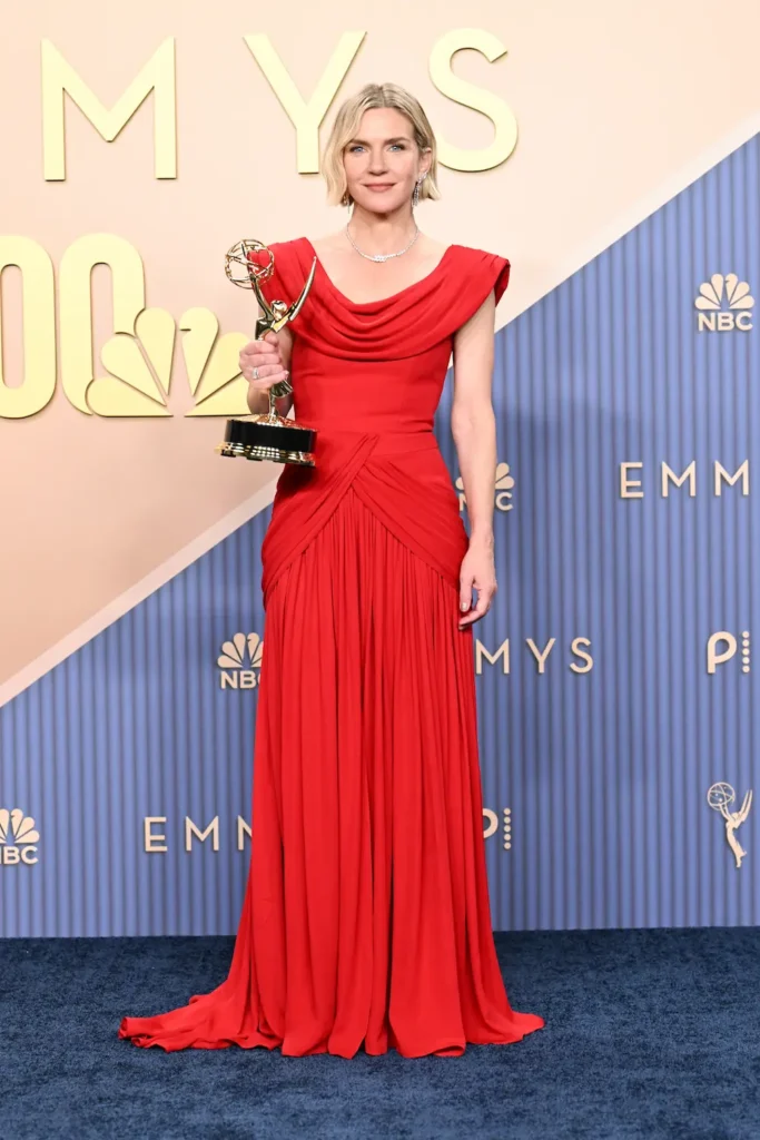 Rhea Seehorn بالأحمر الحريري من Louis Vuitton