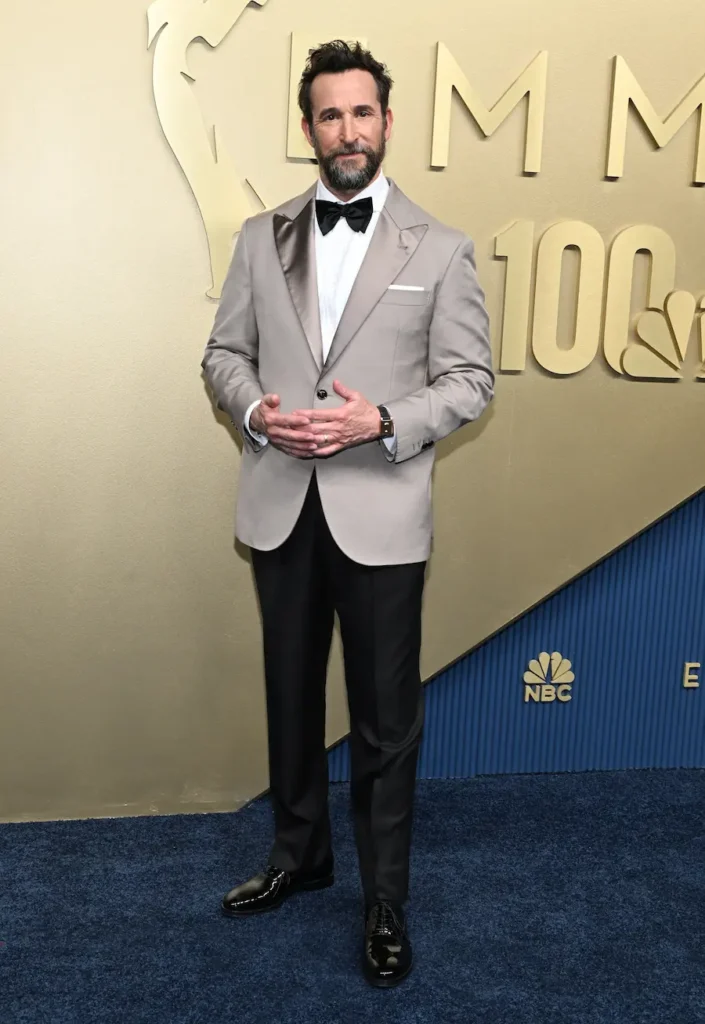 Noah Wyle بتوكسيدو من الحرير والصوف والموهير