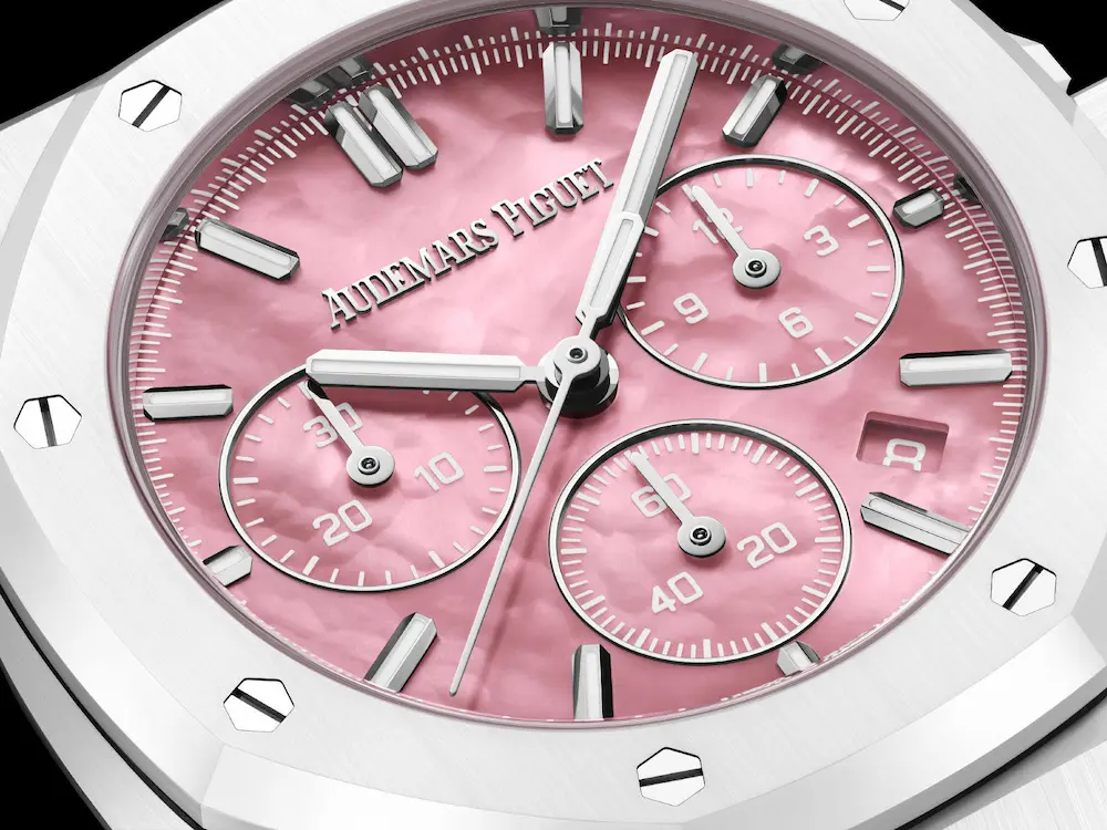 ميناء Royal Oak Selfwinding Chronograph يوازن بين وضوح التفاصيل ورقّة عرق اللؤلؤ