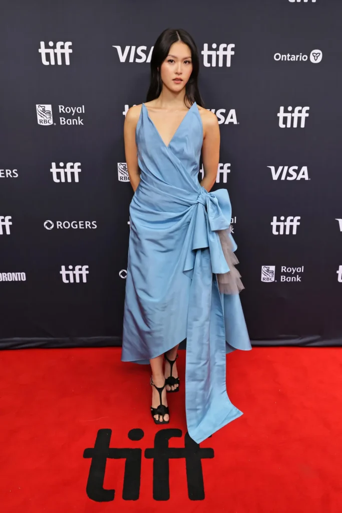 Isabella Wei: الأزرق الحريري بتفاصيل التول الرمادي من Dior