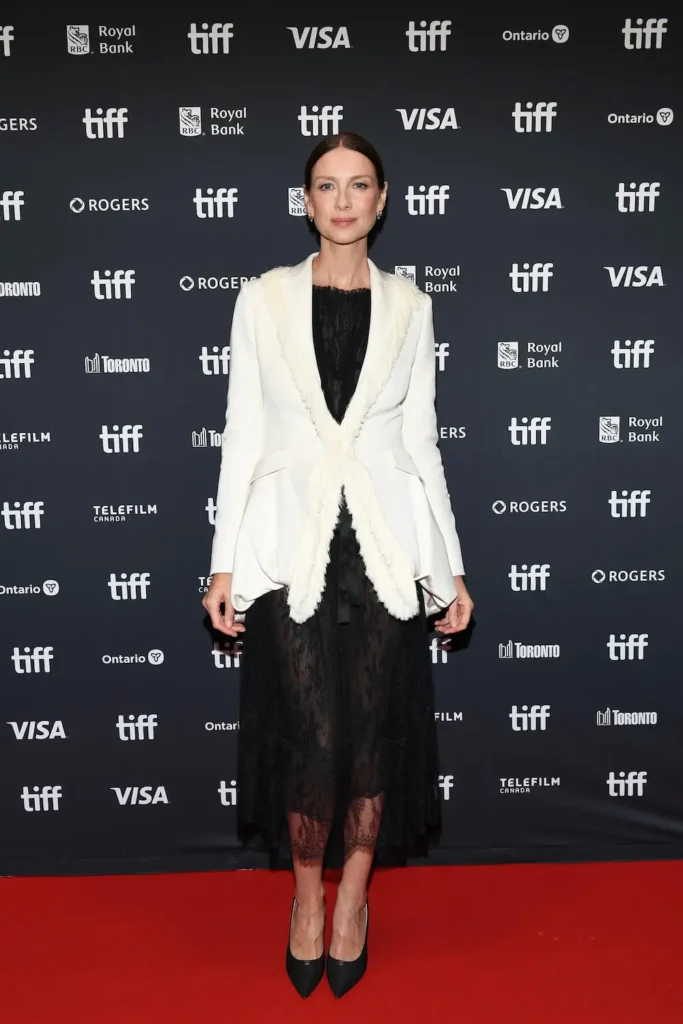 Caitriona Balfe: الأبيض والأسود بتوازن بين الخياطة والأنوثة من Dior