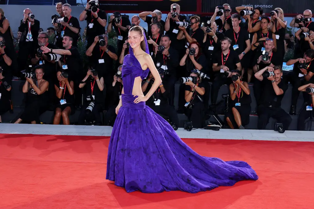 Nicola Peltz Beckham بفستان بنفسجي درامي من Balenciaga