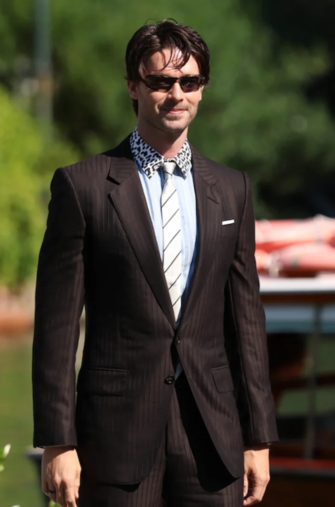 Patrick Schwarzenegger.. نظارة Tom Ford تضيف لمسة حادة إلى إطلالته