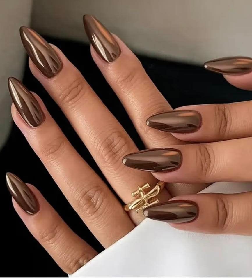 أظافر الكروم البنية والبرونزية.. لمسة معدنية بألوان الخريف - مصدر الصورة: Pinterest