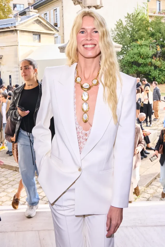كلوديا شيفر تستحضر روح Chloé بإطلالة أنيقة في باريس - مصدر الصورة: Launchmetrics