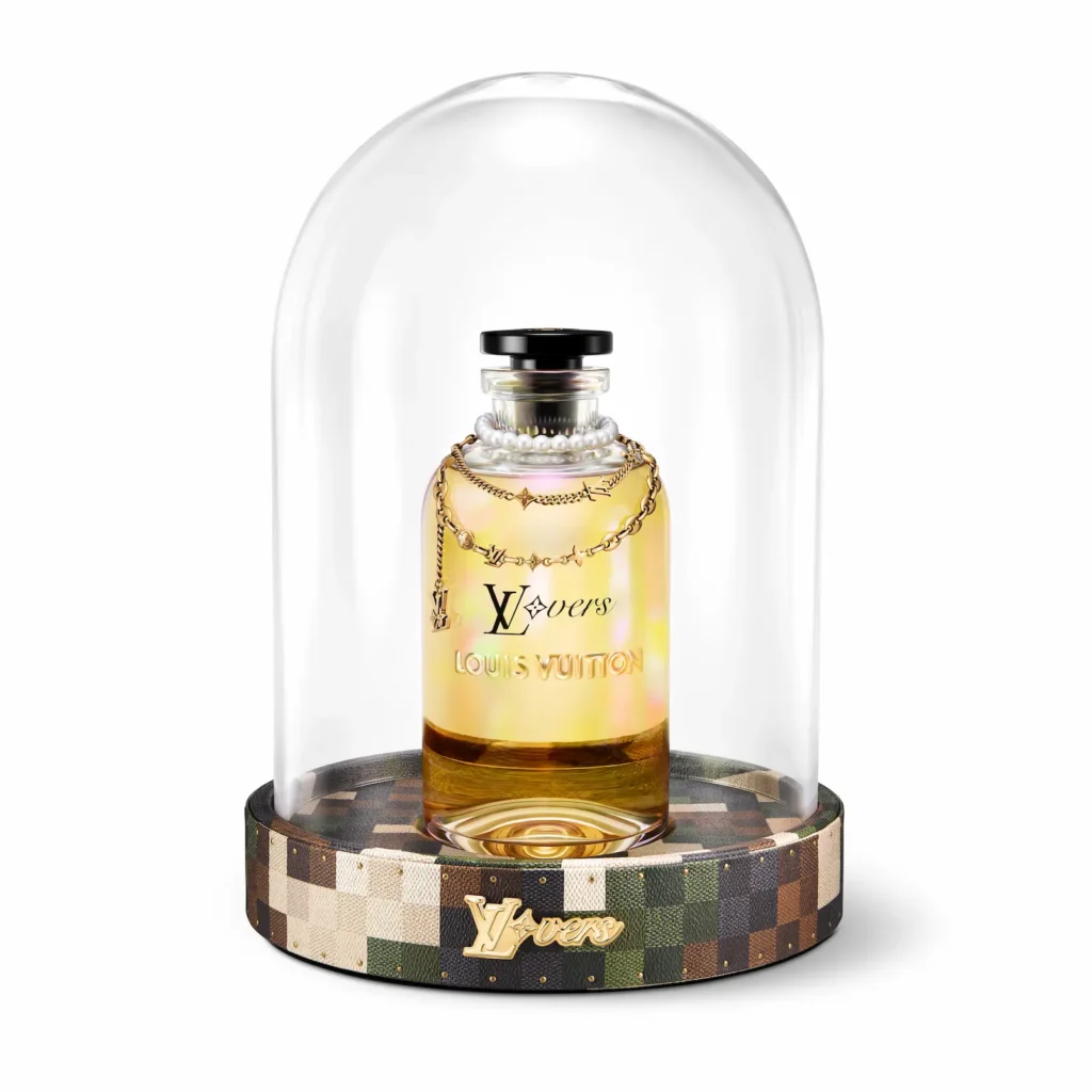عطر يستحضر دفء أشعة الشمس بنفحات الزنجبيل والأخشاب، في قارورة كريستالية استثنائية تتحوّل إلى تحفة فنية