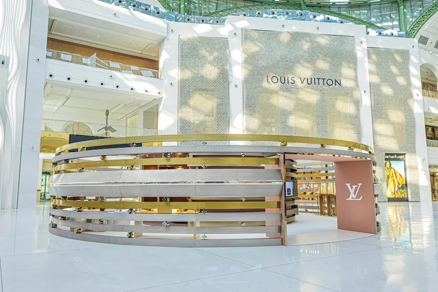 Monogram Flower يترجم هوية Louis Vuitton في التصميم